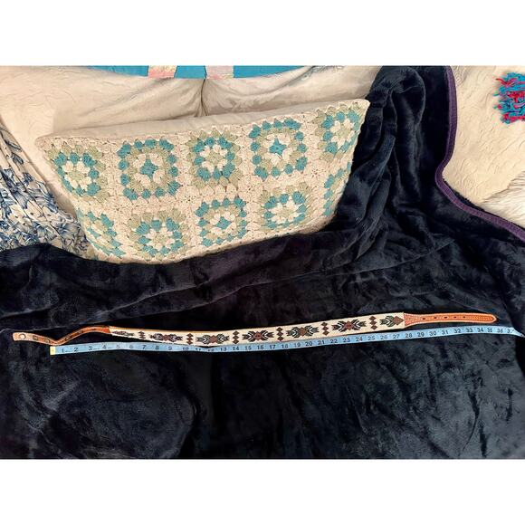 VINTAGE NATIVE GLASS INTRICATELY BEADED BELT ON TOOLED LEATHER - Picture 9 of 9